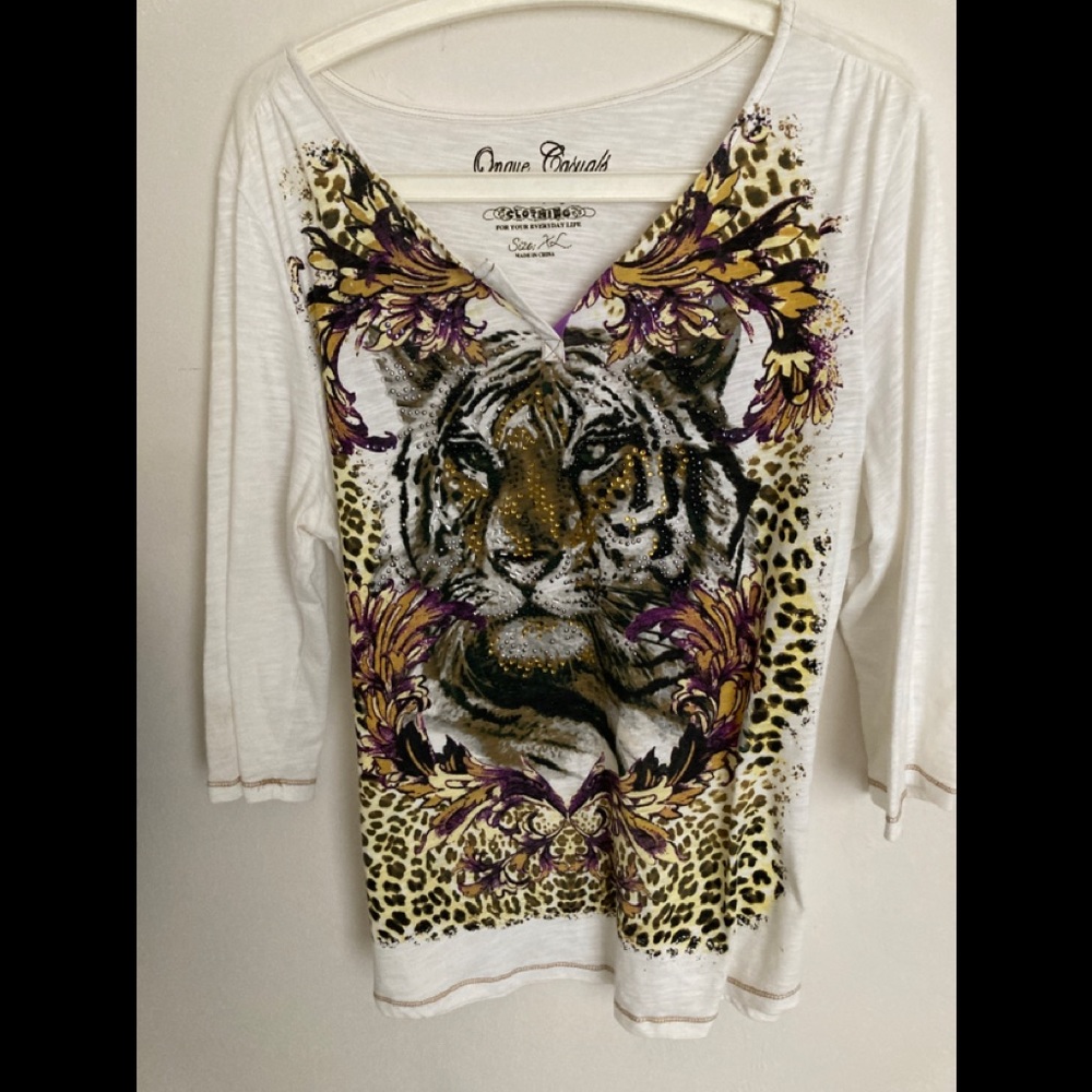 💙ONQUE CLASSIC SIZE XL  WHITE TOP WITH CAT PRINT STUDDED WITH BEADS